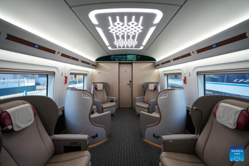 В Китае появился пассажирский поезд, способный развивать 450 километров в час — посмотрите, как он выглядит внутри